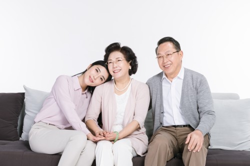 摄图网_500775583_女儿与父母陪伴(企业商用).jpg